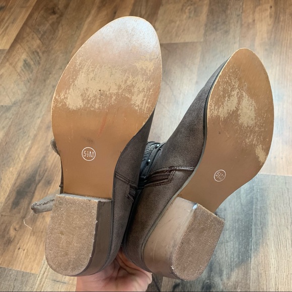 Adorable studded straps & tulle bow ankle booties - Picture 9 of 10